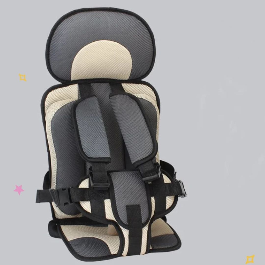 "Veilig verstelbaar autostoeltje, stijlvol beige met gordelsysteem, voor comfort en bescherming van baby tot peuter."
