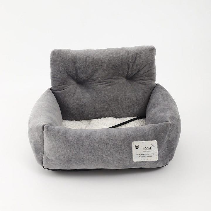 Veilige honden autostoel in grijze kleur, zachte bekleding en riemen, waterafstotend, voor comfort en veilig reizen.