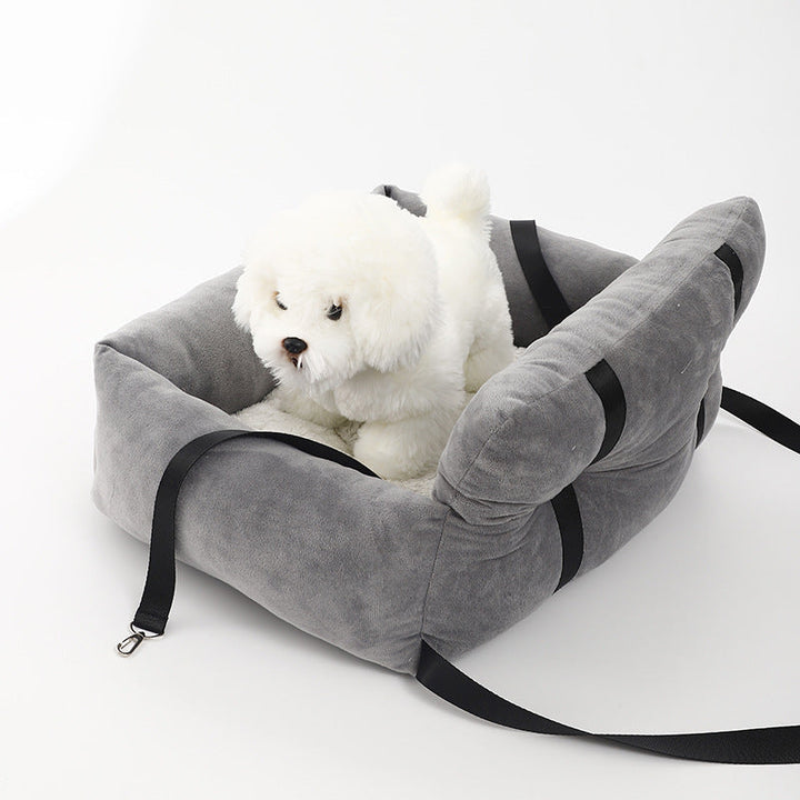 Veilige honden autostoel in grijze kleur, zachte bekleding en riemen, waterafstotend, voor comfort en veilig reizen.