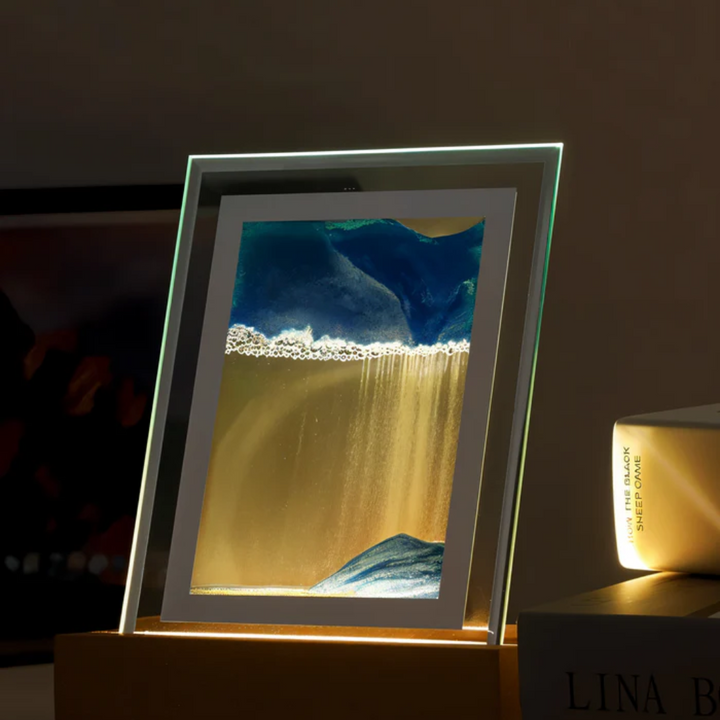 "Verlichte 3D zandsculptuur nachtlamp met LED, natuurlijke materialen en wisselende zandlandscapes voor rust en stijl."