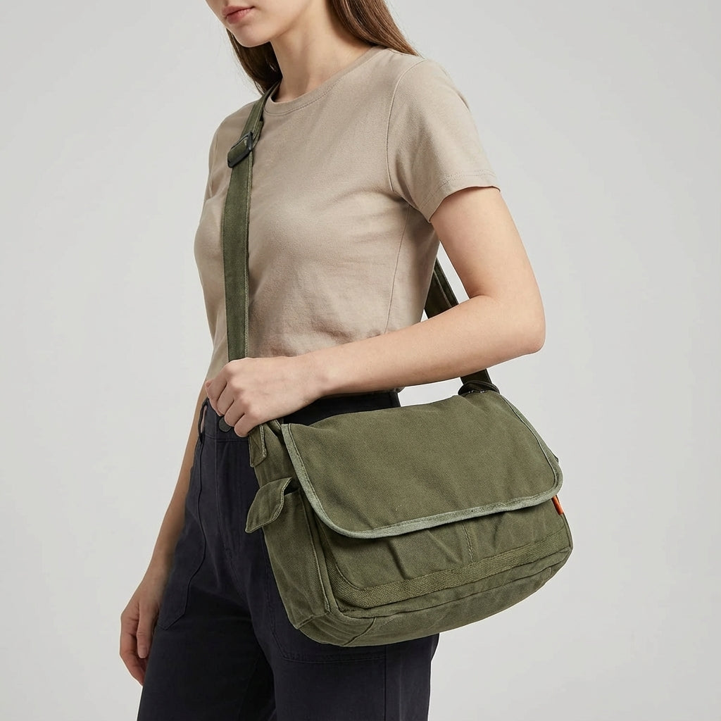 Robuuste vintage canvas tas in aardetint, unisex UrbanSatchel model, duurzaam en functioneel voor onderweg.
