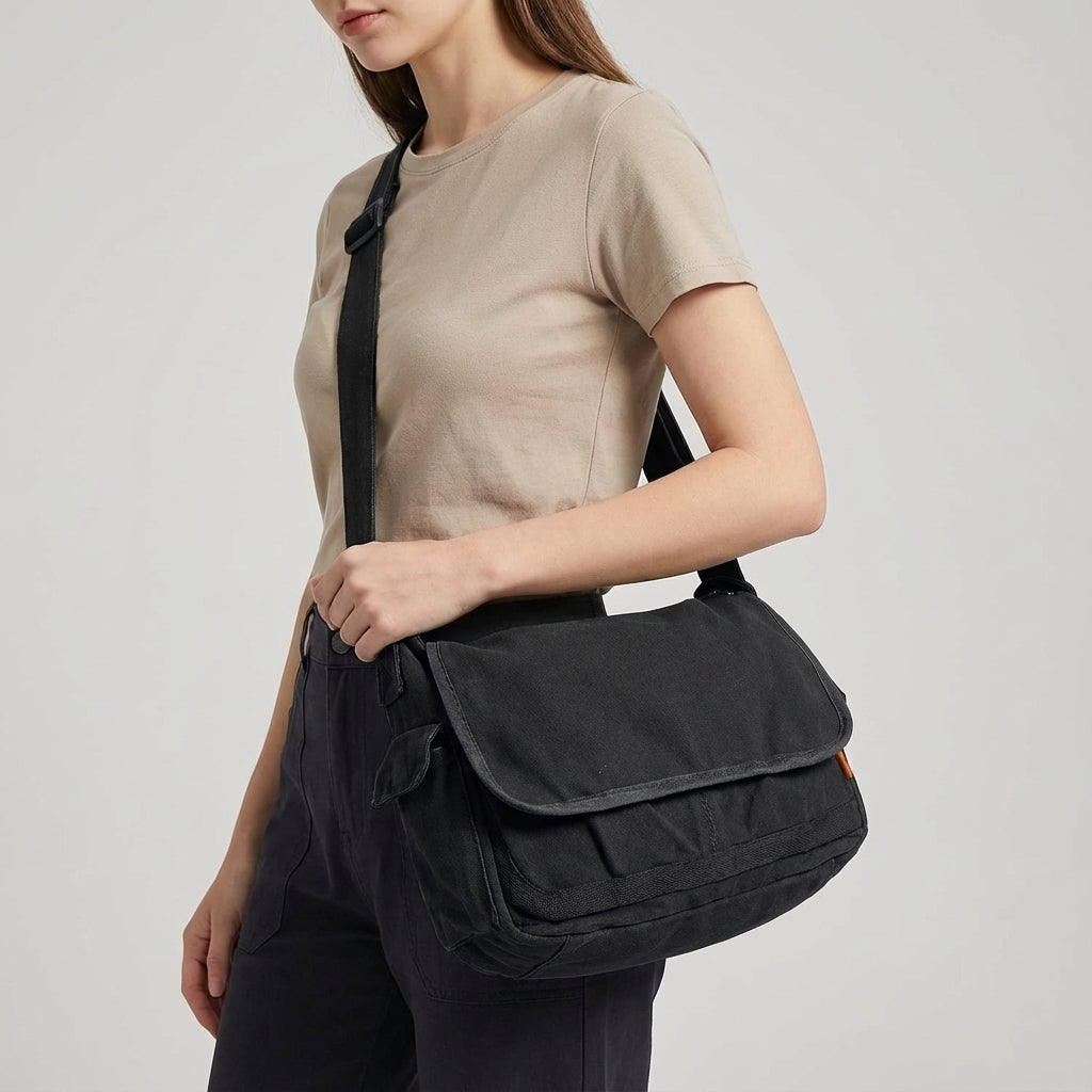 Stijlvolle en duurzame vintage canvas schoudertas, unisex, perfect als messenger bag voor stedelijk gebruik en school.