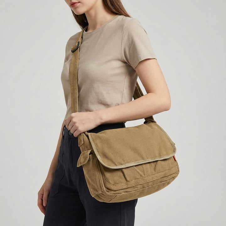 Unisex vintage canvas schoudertas UrbanSatchel, gedragen over de schouder, ruim en praktisch voor onderweg en werk.