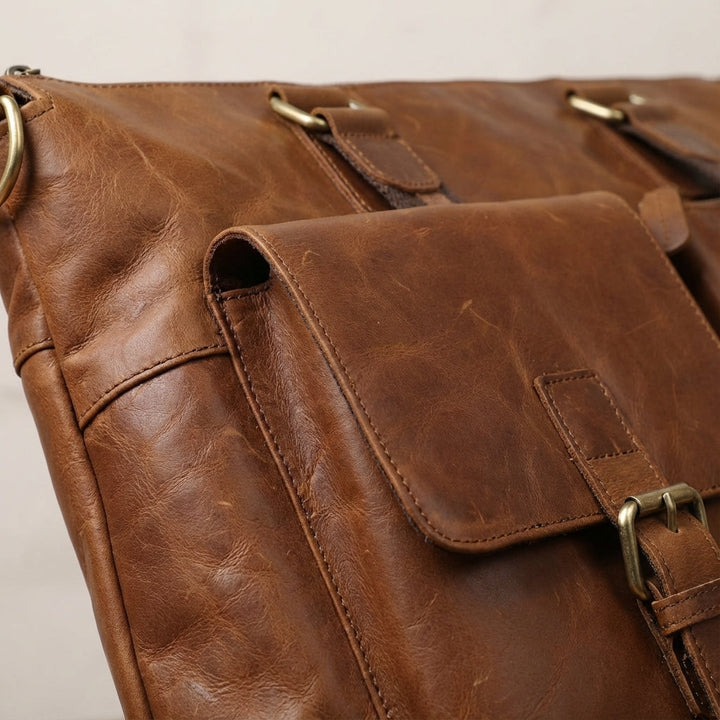 Bruine leren vintage heren laptoptas, perfect voor zakelijk gebruik en het veilig dragen van een laptop.