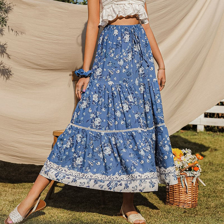Vloeiende blauwe dames midi rok met elegante bloemenprint, perfect voor zomerse dagen of lente casual mode.