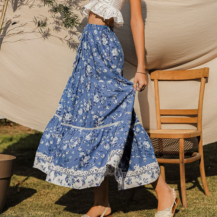 Modieuze dames midi rok met hoge taille en levendige bloemenprint. Vloeiende snit voor een elegante, comfortabele look.