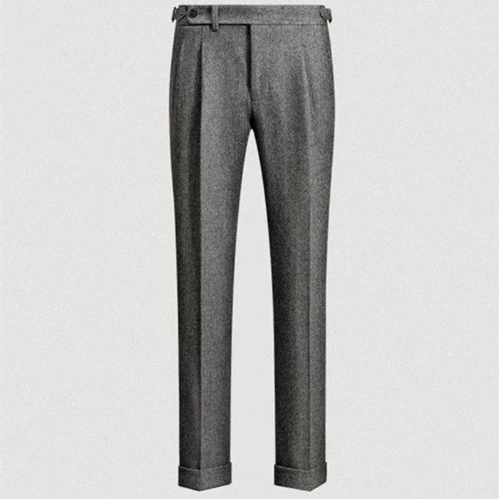 Volledig beeld van een moderne heren vrijetijdsbroek, comfortabel en stijlvol voor elke dag.