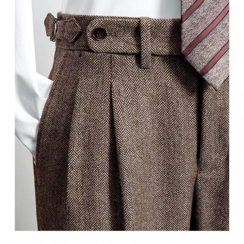 Man draagt een comfortabele heren vrijetijdsbroek, perfect voor een relaxte maar stijlvolle look.