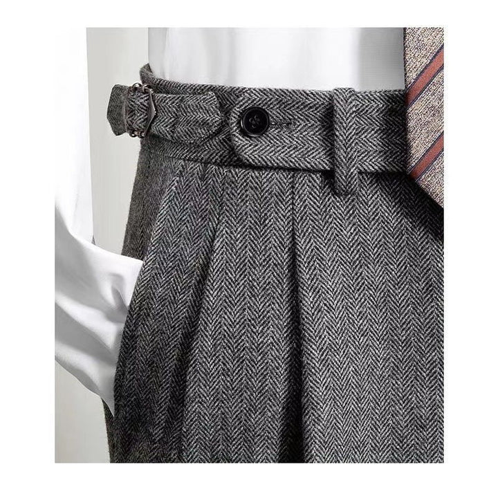 Model wandelt, toont de flexibiliteit en het comfort van deze moderne heren vrijetijdsbroek.