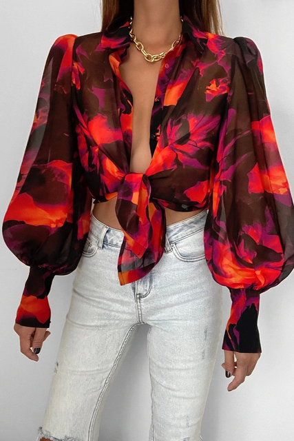 Kleurrijke damesblouse, een veelzijdige top voor vrouwenmode met een vrolijke en comfortabele pasvorm.