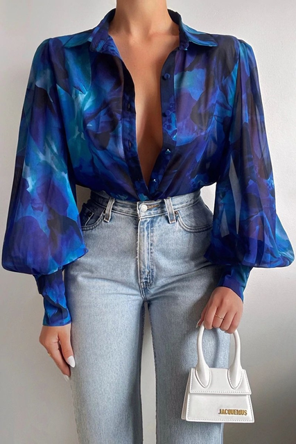 Vrolijke damesblouse, een elegante top met speelse pasvorm, ideaal als comfortabele zomer- en lentemode.