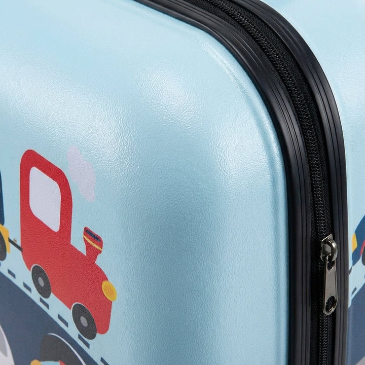 Comfortabel nekkussen en handige lunchtas uit de speelse kinderreisset voor lange autoreizen en vliegvakanties.