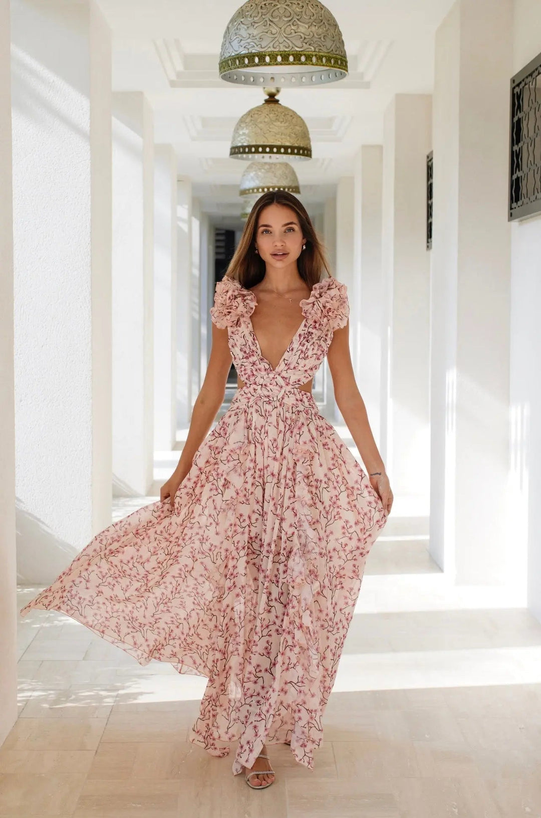 Elegante zomerse dames maxi jurk in roze met vrolijke bloemenprint, V-hals en subtiele ruches, perfect voor warm weer.