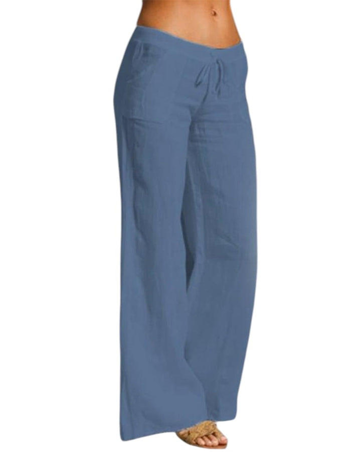 Vrouw draagt elegante, luchtige linnen broek met elastische taille in zwart. Perfect voor casual en formele gelegenheden.