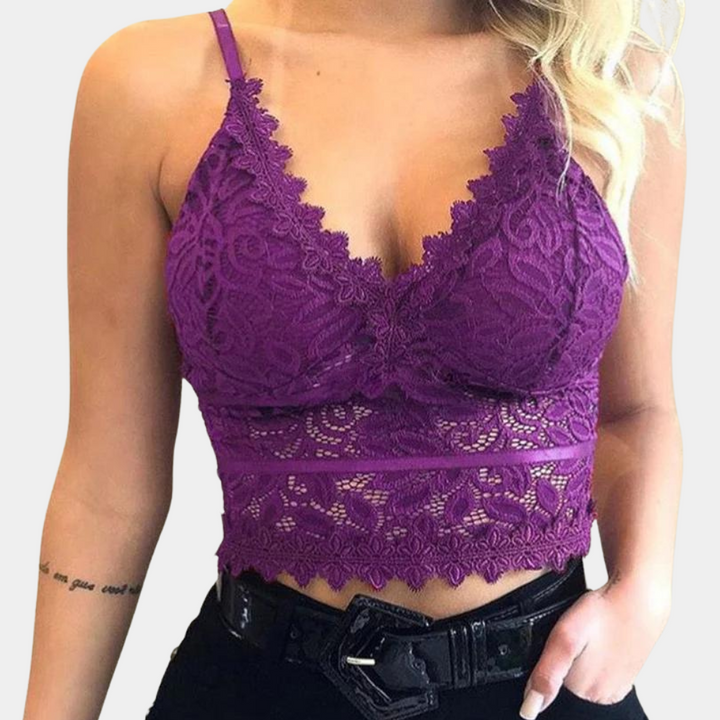 "Vrouwelijke zomerse cami top met bloemenkant in diverse kleuren: wit, zwart, blauw, paars. Elegante en luchtige stijl."