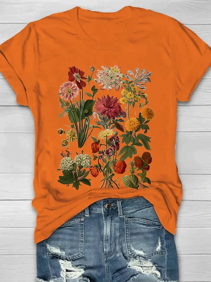 Vrouw draagt elegant vintage zomershirt met bloemenprint en korte mouwen. Casual, trendy dames top.