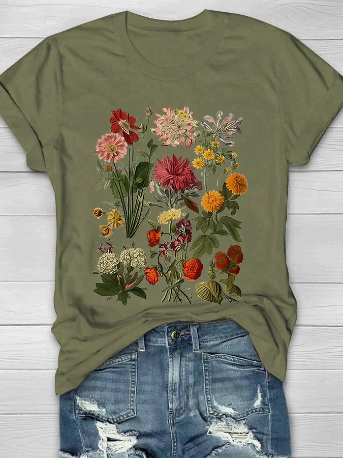 Close-up van de bloemenprint op een vintage zomershirt voor vrouwen. Modieuze, comfortabele stof.