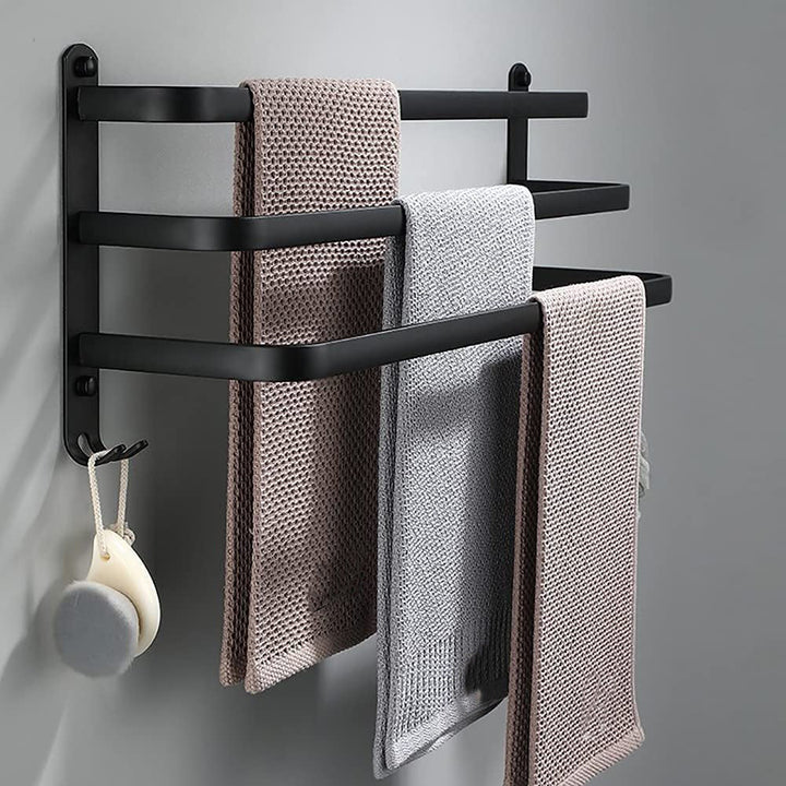 Wandgemonteerde aluminium badkamer opbergplank met handdoekhouder, modern design.