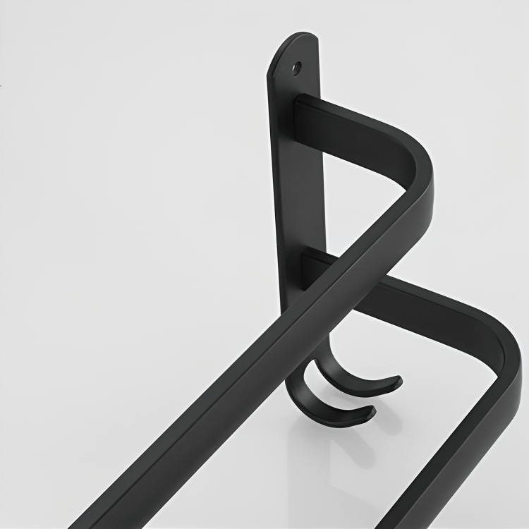 Zilverkleurig aluminium badkamerrek voor het efficiënt opbergen van handdoeken.