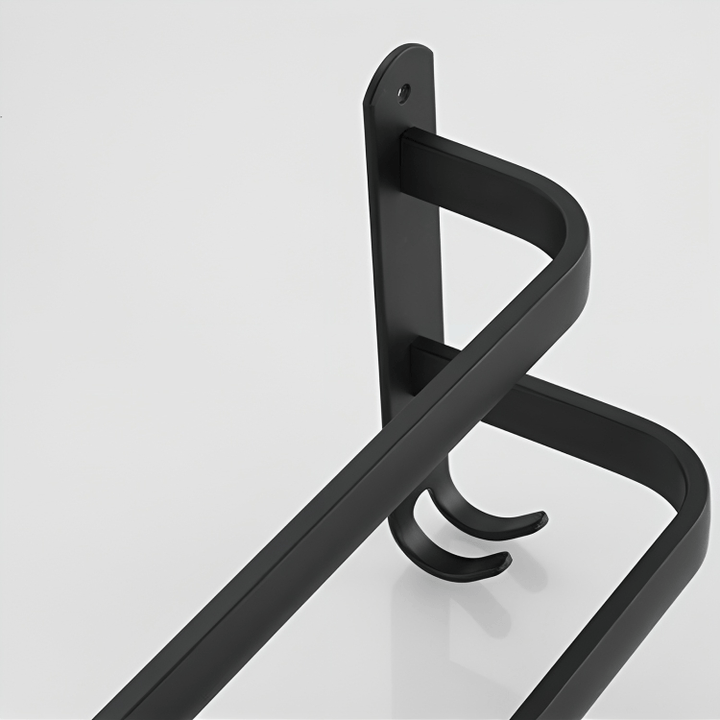 Zilverkleurig aluminium badkamerrek voor het efficiënt opbergen van handdoeken.