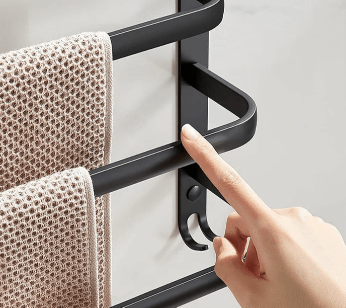 Praktische badkamer oplossing: aluminium rek met plank en handdoekstang.
