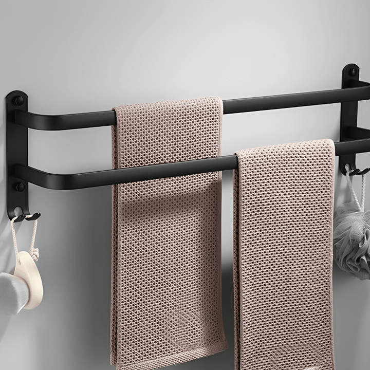 Wandgemonteerde badkamer opbergplank, perfect voor handdoeken en extra opslag.