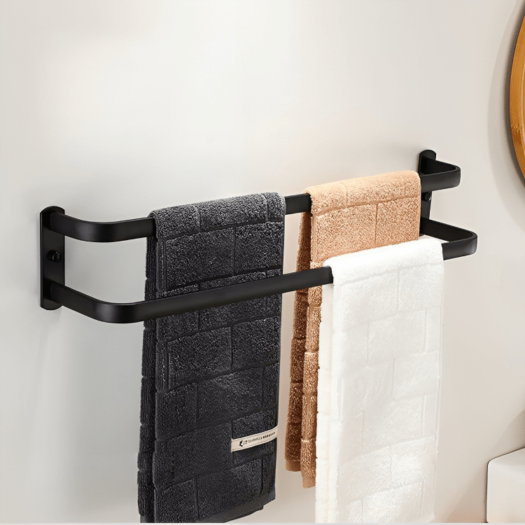 Design badkamer accessoire: wandgemonteerd rek van aluminium voor handdoeken.