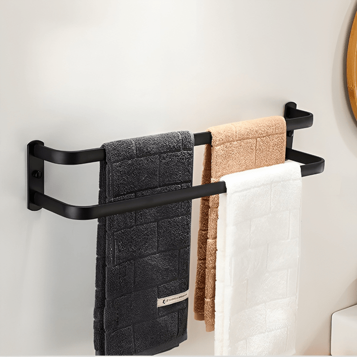 Design badkamer accessoire: wandgemonteerd rek van aluminium voor handdoeken.