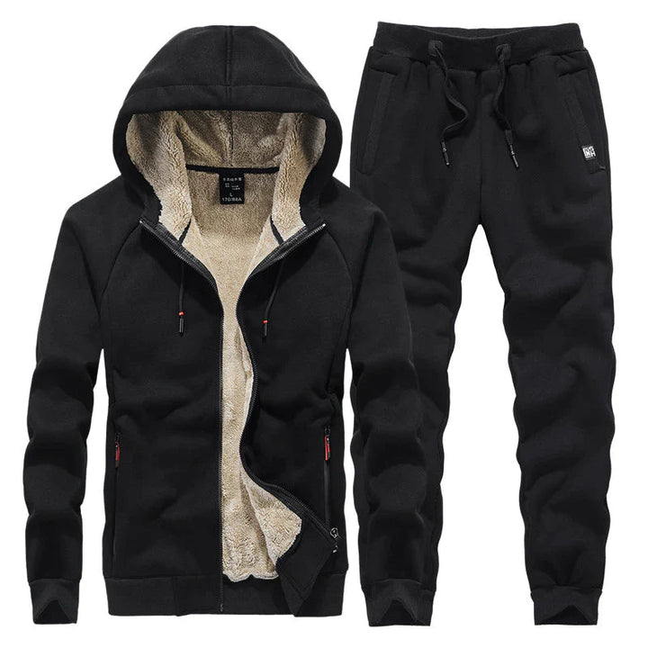 Comfortabel heren trainingspak met capuchon, complete warme outfit voor winter en ontspannen casual momenten.