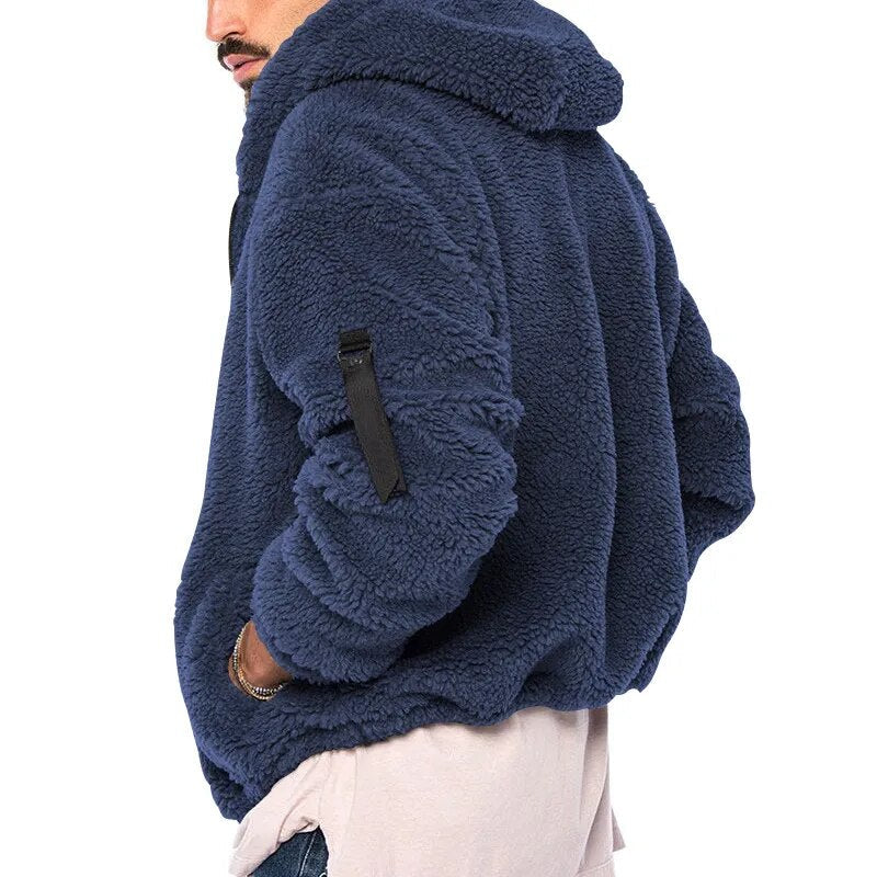 Man draagt warm grijs heren capuchonvest met rits; perfect voor winterse wandelingen en comfortabele casual stijl.