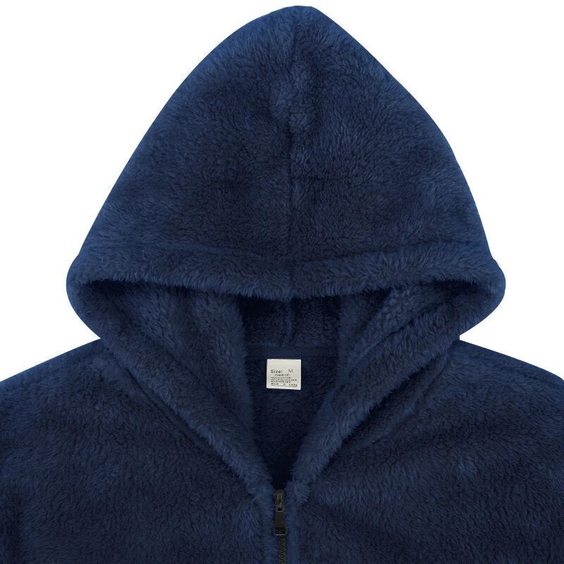 Close-up van de rits en capuchon op een warm zwart herenvest, comfortabel voor koude winterdagen.