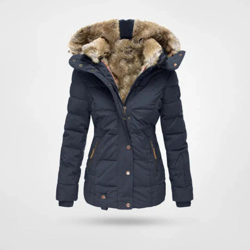 Comfortabele dames winterjas, gevoerd en modieus, met capuchon en dubbele sluiting. Ideaal voor koude dagen.