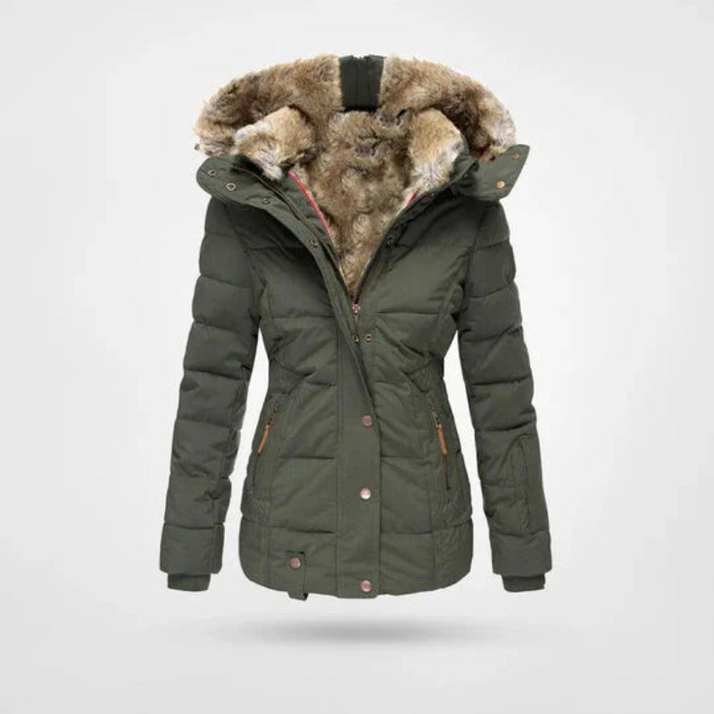 Stijlvolle dames winterjas met warme voering, beschermende capuchon en dubbele rits. Essentiële winterjas.