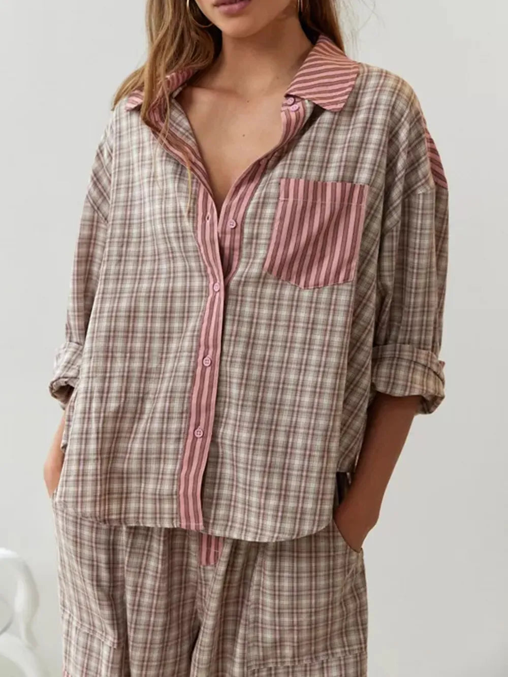 Knusse en behaaglijke dames fleece pyjama set, tweedelig, perfect voor warme winteravonden thuis.
