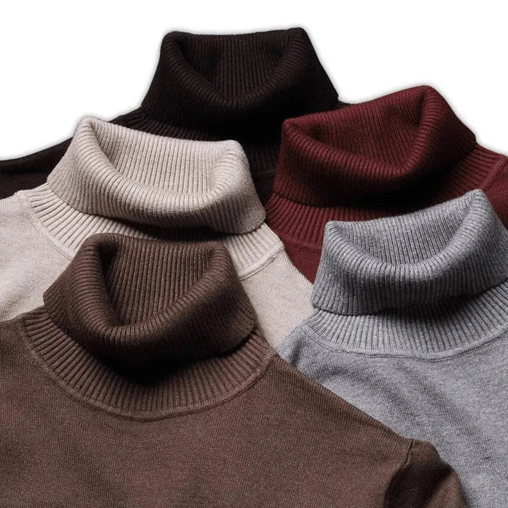 Detail van de zachte hoge kraag op een warme heren coltrui. Ideaal voor extra comfort en stijl in de winter.