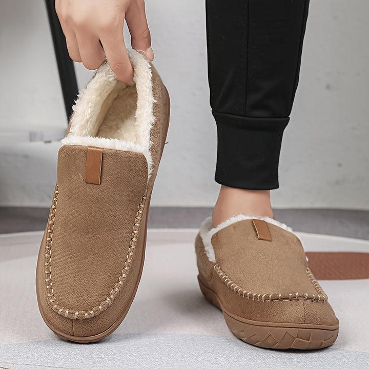 Pluizige voering in warme heren pantoffels, luxe binnenschoenen voor koudere dagen.