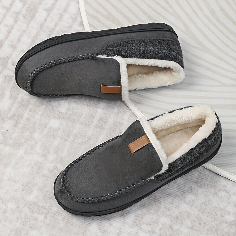 Zijkant van comfortabele heren loafers pantoffels, ideaal voor thuis en ontspanning.
