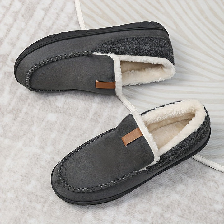 Zijkant van comfortabele heren loafers pantoffels, ideaal voor thuis en ontspanning.
