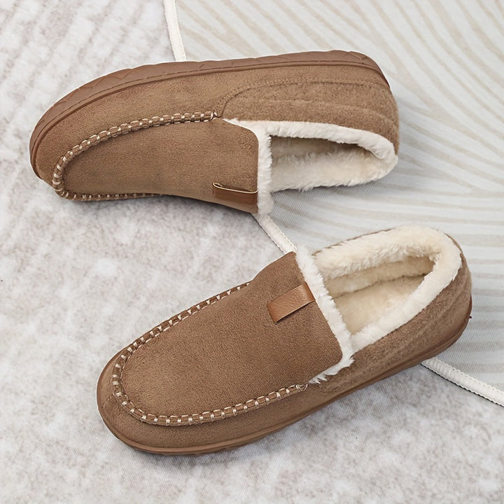 Paar warme heren loafers pantoffels, klaar voor thuiscomfort en winterse ontspanning.