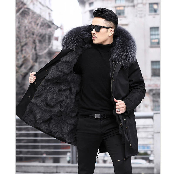 Volledig beeld van de warme heren parka jas met luxe kraag, essentieel voor comfortabele winterse herenmode.