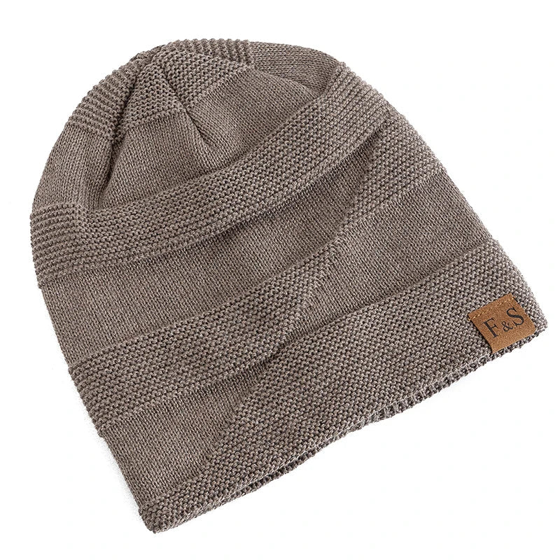 Model draagt stijlvolle heren slouchy muts. Warme winter muts, trendy kleding accessoire.