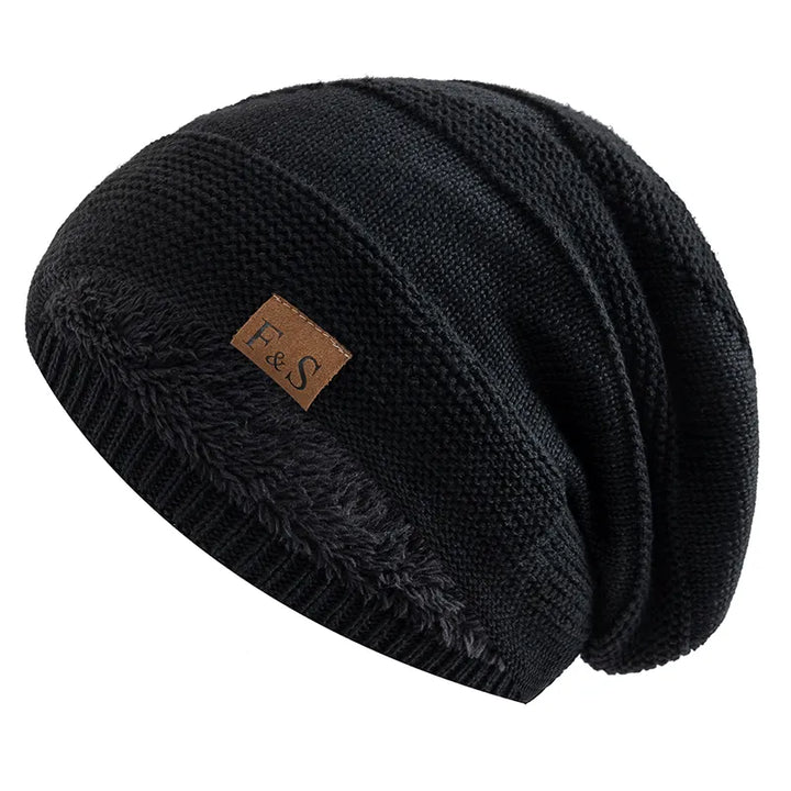 Detail van de gebreide stof, zachte textuur van deze warme heren winter muts voor comfort.