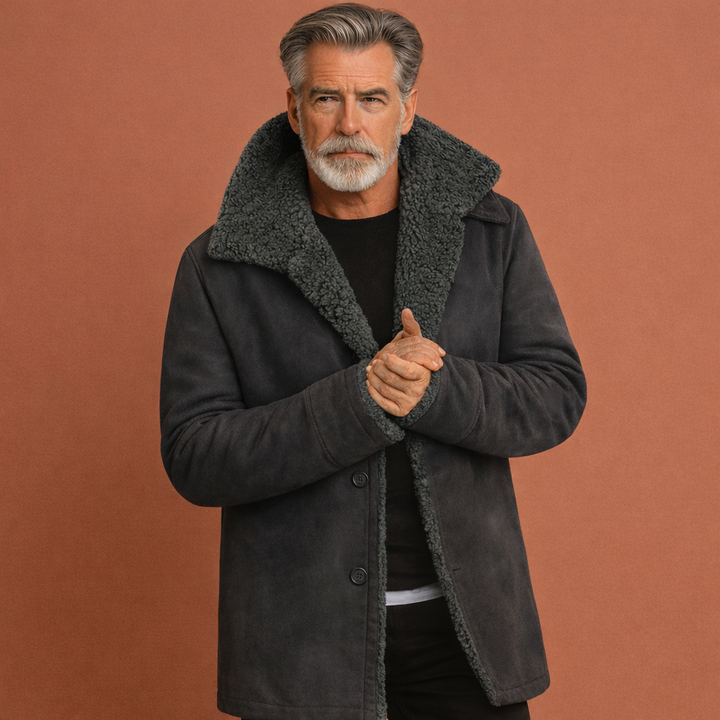 Comfortabele warme heren winterjas met brede kraag, een essentieel kledingstuk voor koudere dagen.