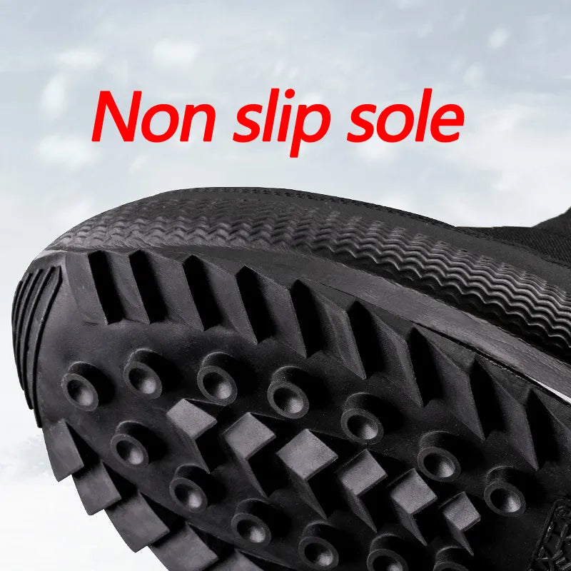 Zwarte, waterdichte enkellaars winterlaarzen voor heren met een robuust en functioneel design.