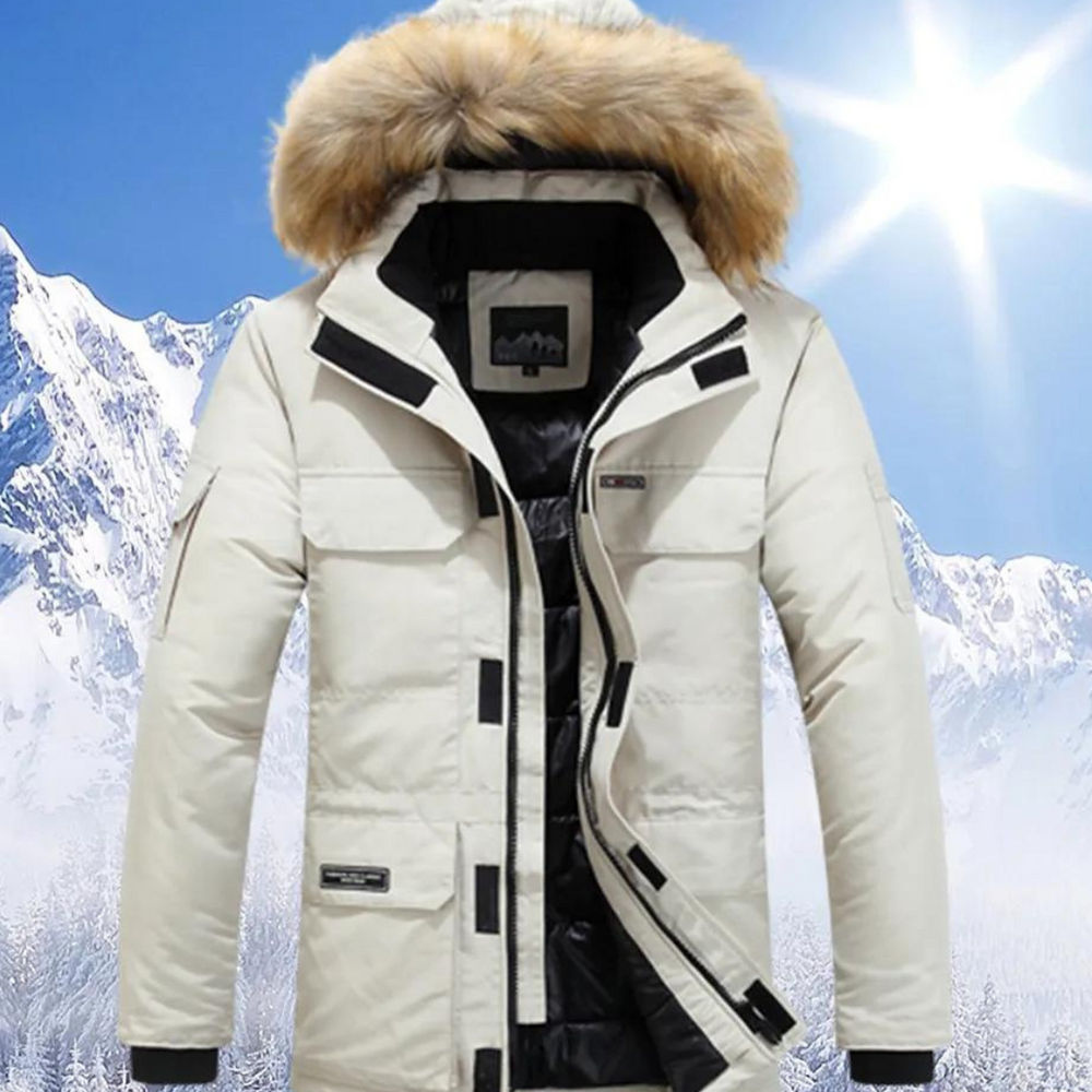 Close-up van de zachte, volle bontkraag op een modieuze heren parka. Luxe winterlook voor heren.