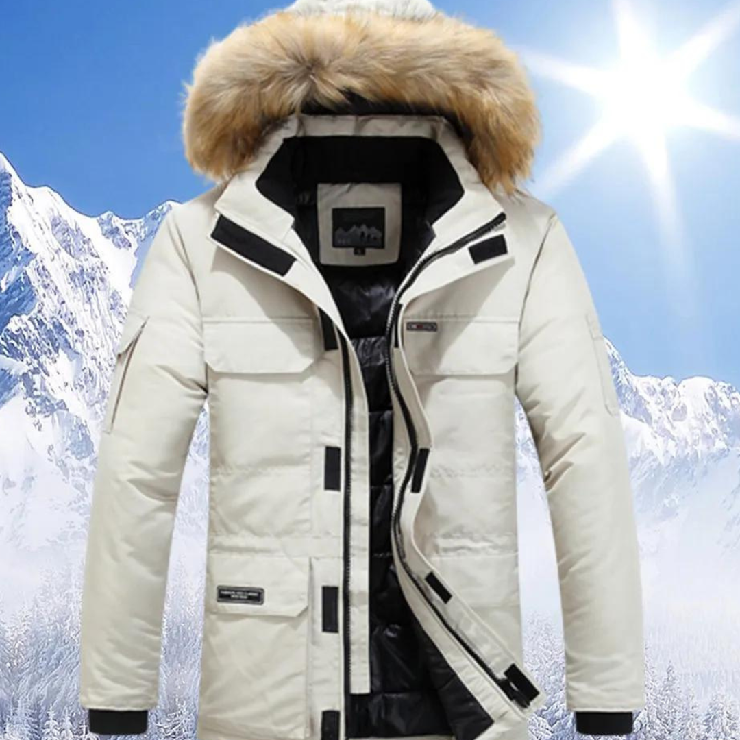 Close-up van de zachte, volle bontkraag op een modieuze heren parka. Luxe winterlook voor heren.