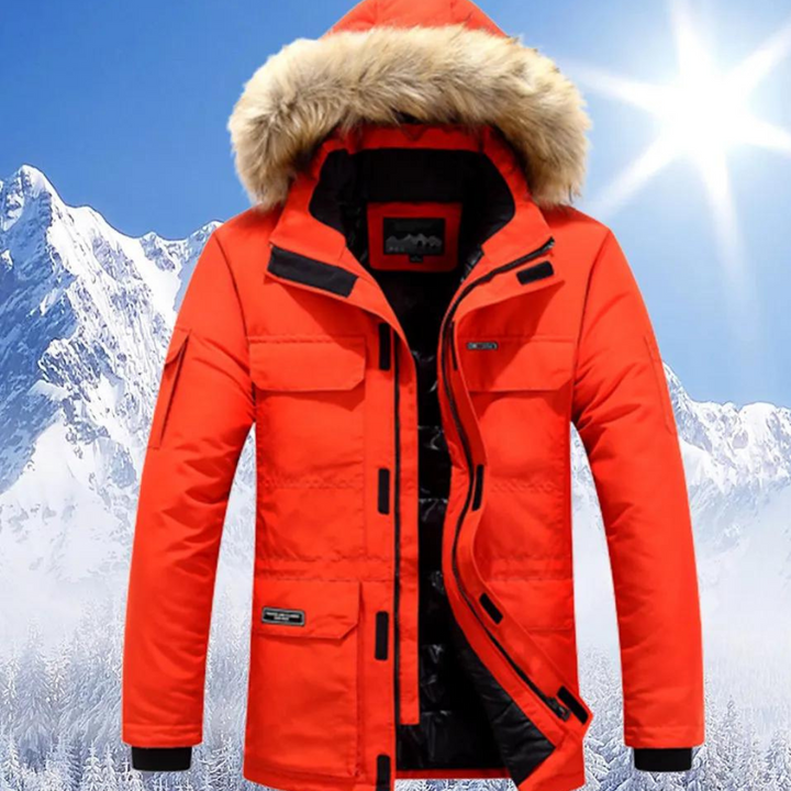 Man draagt warme, lange heren parka met capuchon in de sneeuw. Beschermd tegen winterkou.