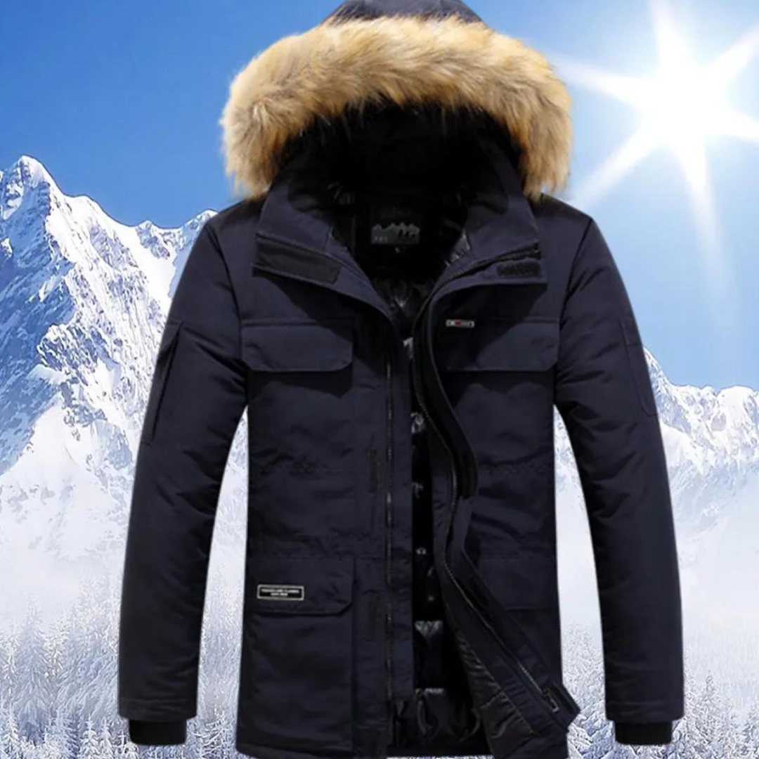 Stijlvolle heren parka met bontkraag in een stadse omgeving. Trendy winterjas voor elke man.