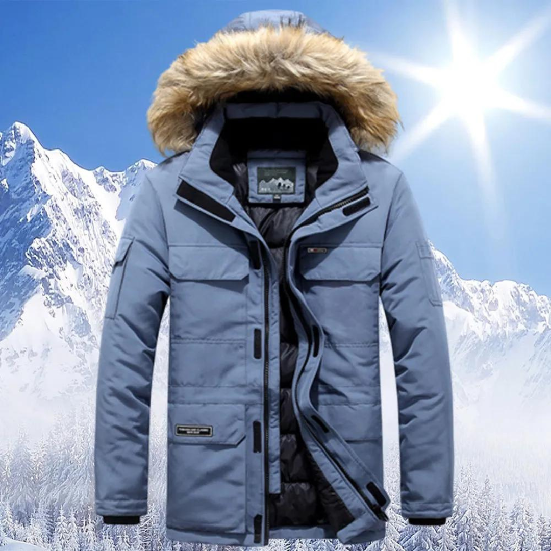 Rugzicht van een lange, comfortabele heren parka met capuchon. Optimale bescherming in de winter.