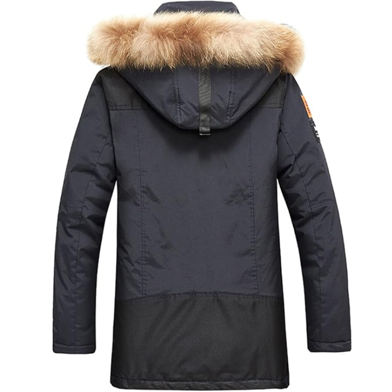 Modieuze heren parka met bontkraag. Stijlvolle en warme winterjas voor koude dagen, trendy design.